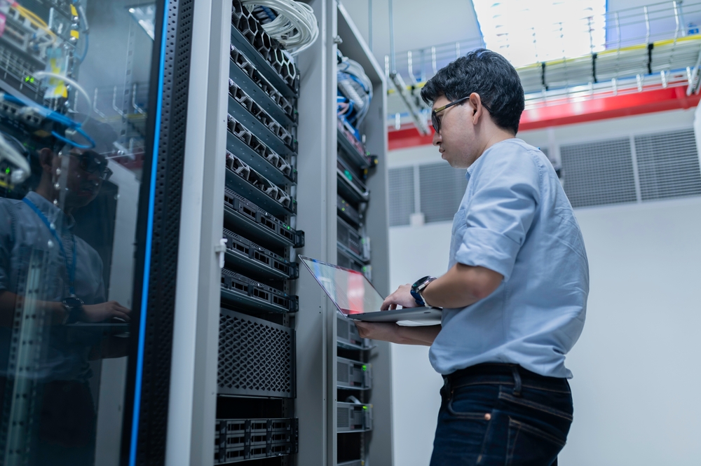 Low,Angle,Shot,In,Fully,Working,Data,Center,It,Engineer